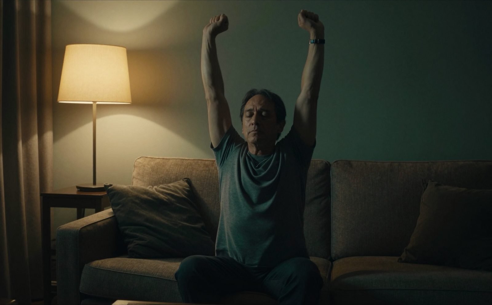 Homem alongando na sala à noite, luz de abajur
